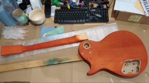 Harley Benton Electric Guitar Kit Single Cut (035 Deuxième couche de teinture)